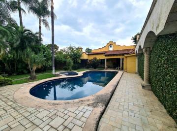 Casa de 3 habitaciones, Cuernavaca · Oportunidad Enorme Casa Sola en Jardines de Cuernavaca en un Nivel