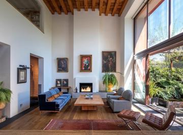 Casa · 480m² · 4 Recámaras · 4 Estacionamientos · Espectacular Casa en Venta en El Corazón de Chimalistac