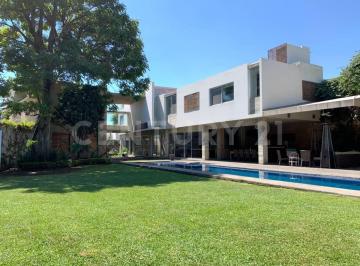 Casa · 800m² · 4 Recámaras · 4 Estacionamientos · Casa en Venta Fraccionamiento Real Las Quintas, Cuernavaca, Morelos.