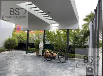 Casa · 640m² · 4 Recámaras · 4 Estacionamientos · Casa - Huertas La Joya