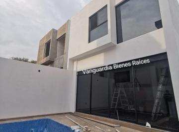 Casa de 3 habitaciones, Cuernavaca · En Venta Casa Sola con Alberca en Zona Norte. Estrena!
