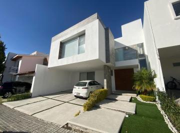 Casa · 260m² · 3 Recámaras · 2 Estacionamientos · Casa en Renta en Lomas de Angelópolis 2!