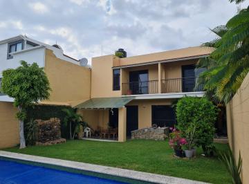 Casa de 3 habitaciones, Cuernavaca · Venta Bella Casa Sola con Alberca en Delicias en Cuernavaca