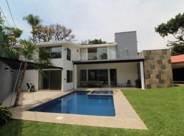 Casa de 4 habitaciones, Cuernavaca · Amplia y Moderna Casa Remodelada en Fraccionamiento con Estricta Seguridad