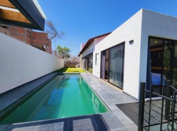 Casa de 3 habitaciones, Ixtapan de la Sal · Tulipanes IV de un Solo Nivel, Nueva, con Tres Recámaras, Completamente Amueblada, Alberca y Jardín.