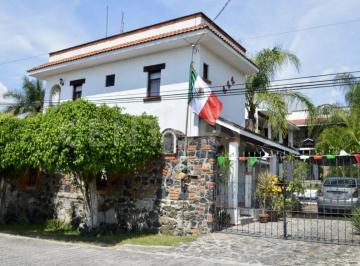 Casa · 450m² · 8 Recámaras · 2 Estacionamientos · Casa en Venta en Oaxtepec