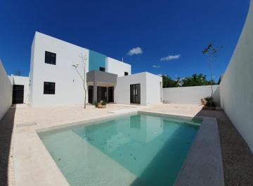 Fachada Posterior y Alberca · Casa en Venta en Conkal, Mérida