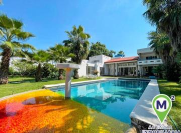 Casa · 576m² · 4 Recámaras · 8 Estacionamientos · Casa Sola en Lomas de Cuernavaca Temixco - M&sup2;ai - 489 - Cs