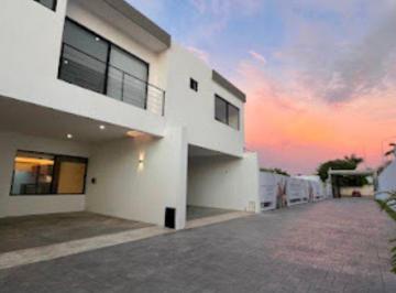 Casa · 152m² · 2 Recámaras · 2 Estacionamientos · Casa en Venta en Cholul, Yucatán.