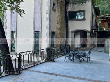 Casa · 748m² · 3 Recámaras · 2 Estacionamientos · Casa en Venta en San Pedro Garza García
