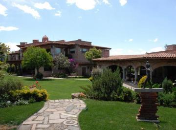 Casa · 1279m² · 5 Recámaras · 10 Estacionamientos · Club de Golf Los Encinos