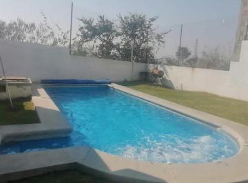 Casa · 445m² · 3 Recámaras · 4 Estacionamientos · Casa de un Nivel con Alberca y Jardín Propio!