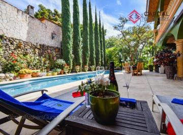 Casa · 818m² · 4 Recámaras · 2 Estacionamientos · Casa de Lujo en Venta en Ajijic con Alberca y Jardín