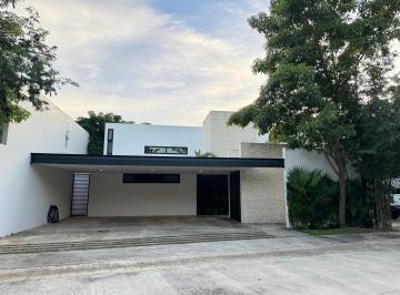 Casa de 3 habitaciones, Mérida · Venta Casa en Privada Julieta 3 Recamaras con Piscina Detras de La Isla
