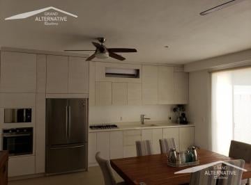 Casa en condominio · 290m² · 4 Recámaras · 2 Estacionamientos · Casa en Condominio - Cancún