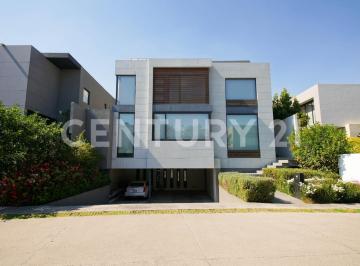Departamento · 670m² · 4 Recámaras · 6 Estacionamientos · Casa en Venta en Cumbres de Santa Fé!