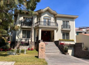 Casa · 1350m² · 4 Recámaras · 8 Estacionamientos · Residencia en Venta Puerta de Hierro