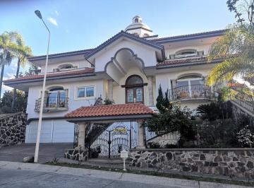 Casa · 880m² · 3 Recámaras · 4 Estacionamientos · Casa Residencial en Venta en Bugambilias