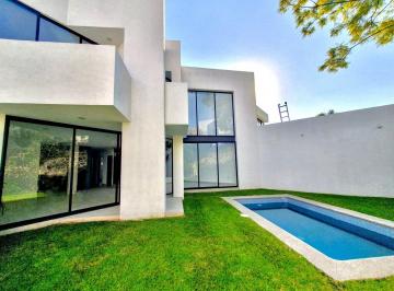 Casa de 3 habitaciones, Cuernavaca · Moderna Casa con Alberca y Jardín Dentro de Fraccionamiento