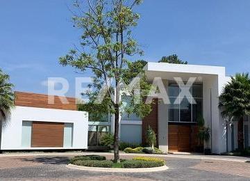 Casa · 942m² · 4 Recámaras · 6 Estacionamientos · Casa en Venta - (4)