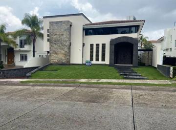 Casa en condominio · 955m² · 4 Recámaras · 6 Estacionamientos · Residencia en Venta/renta en Puerta de Hierro