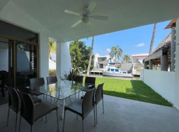 Casa · 240m² · 5 Recámaras · 2 Estacionamientos · Casa en Venta Barra de Navidad