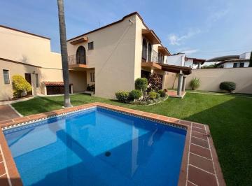 Casa de 3 habitaciones, Cuernavaca · Amplia Casa con Alberca y Seguridad en Zona Dorada