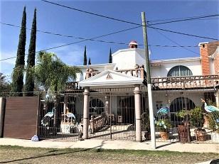 Casa · 400m² · 4 Recámaras · 4 Estacionamientos · Casa en Venta Huertas La Joya con Alberca Queretaro