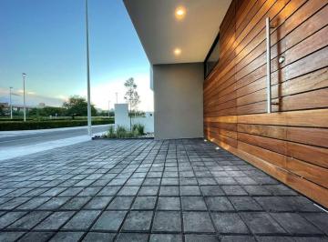 Casa · 211m² · 4 Recámaras · 2 Estacionamientos · Hermosa Casa en El Refugio, Domótica, Estudio o 4ta Recamra