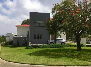 Casa · 836m² · 4 Recámaras · 4 Estacionamientos · Casa en Venta Fraccionamiento El Palomar