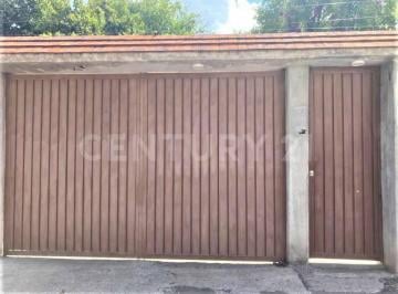Casa · 350m² · 4 Recámaras · 6 Estacionamientos · Casa en Venta en Xochimilco con Jardín Amplio