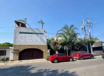 Casa · 790m² · 9 Recámaras · 4 Estacionamientos · Casa en Venta en La Col. del Valle