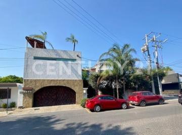 Casa · 790m² · 9 Recámaras · 4 Estacionamientos · Casa en Venta en La Col. del Valle