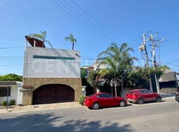 Casa · 790m² · 9 Recámaras · 4 Estacionamientos · Casa en Venta en La Col. del Valle