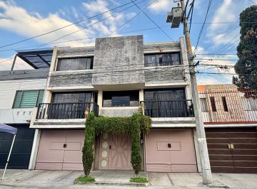 Casa de 4 habitaciones, Gustavo A. Madero · Hermosa Casa en Venta en Lindavista con Balcones y Jardín en Calle Cerrada