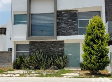 Casa · 260m² · 3 Recámaras · 2 Estacionamientos · Se Vende Casa Moderna y Funcionalista en Zona Plateada, Pachuca, Hidalgo.
