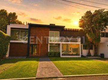 Casa · 550m² · 6 Recámaras · Increíble Casa en Fracc. Xochicalli de 6 Recámaras y Amplio Jardín