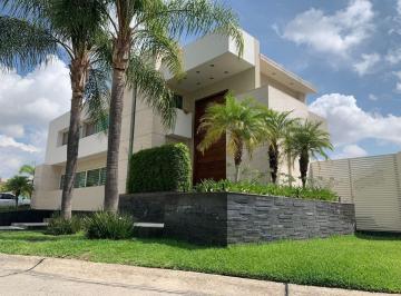 Casa de 4 habitaciones, Zapopan · Casa en Venta en Puerta de Hierro