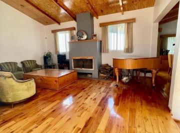 SALA CON CHIMENEA · Venta Maravillosa Casa de Campo, Una Sola Planta, 1,100 m²