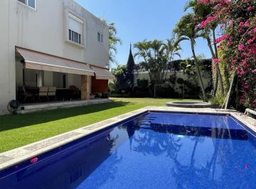 Casa de 4 habitaciones, Cuernavaca · Muy Amplia Casa Dentro de Fraccionamiento con Seguridad en Zona Dorada