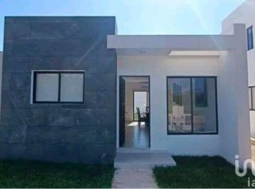 Casa · 81m² · 2 Recámaras · 2 Estacionamientos · Venta de Casa de un Piso, Zona Norte en Mérida, Yucatán.