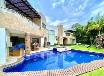 Casa de 5 habitaciones, Cuernavaca · Amplia Casa Moderna con Jacuzzi y Vigilancia en Exclusivo Fraccionamiento