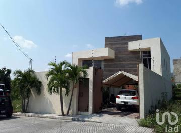 Casa · 180m² · 2 Recámaras · 1 Estacionamiento · Casa en Venta con Alberca en Jojutla Morelos