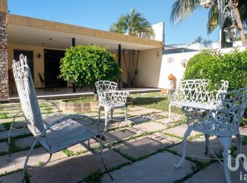 Casa · 548m² · 5 Recámaras · 6 Estacionamientos · Casa en Venta en Centro de Mérida, Yuc. Zona Santiago