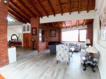 Casa · 680m² · 4 Recámaras · 4 Estacionamientos · Venta de Increíble Casa en Lomas de Las Águilas