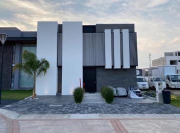 Fachada · Casa de Lujo en Dolores Residencial