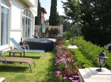 Casa · 850m² · 3 Recámaras · 8 Estacionamientos · Espectacular Casa en Venta en Lomas Country Club