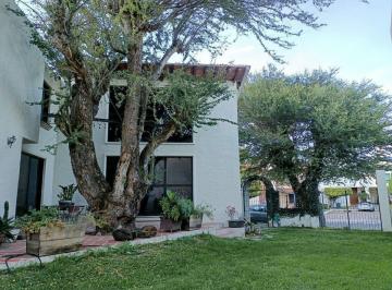 Casa de 5 habitaciones, Zapopan · Residencia en Venta Dentro de Coto en Bugambilias
