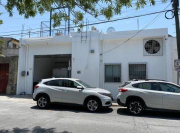 Local comercial · 200m² · 3 Estacionamientos · Local - Centro