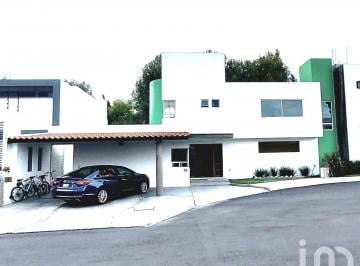 Casa · 350m² · 3 Recámaras · 2 Estacionamientos · Casa en Venta en Colinas del Cimatario Queretaro con Recamara en Planta Baja